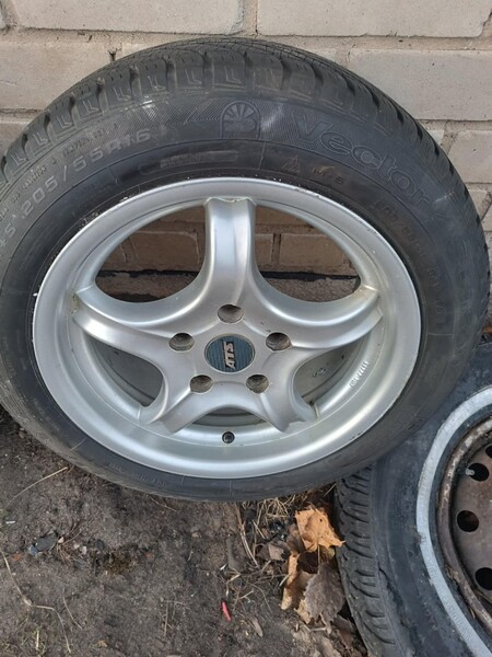 Photo 5 - 320 light alloy R16 rims