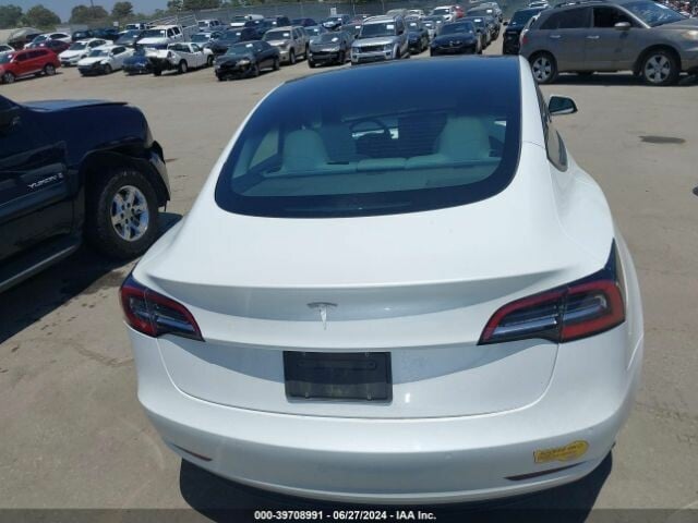 Photo 17 - Tesla Model 3 2021 y Sedan