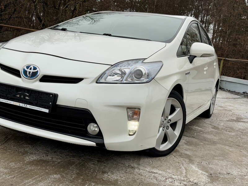 Фотография 13 - Toyota Prius Hybrid Prestige 2012 г