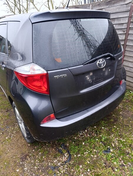 Photo 3 - Toyota Verso-S 2012 y parts