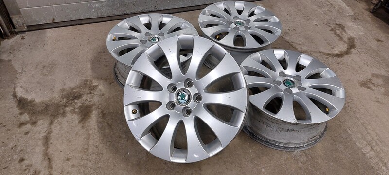 Photo 1 - Light alloy R17 rims