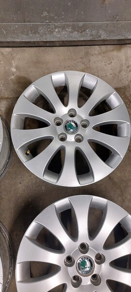 Photo 2 - Light alloy R17 rims