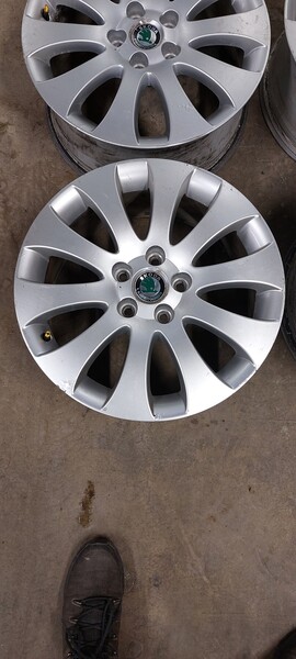 Photo 4 - Light alloy R17 rims