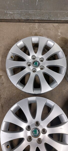 Photo 5 - Light alloy R17 rims