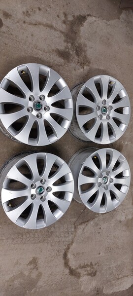 Photo 8 - Light alloy R17 rims