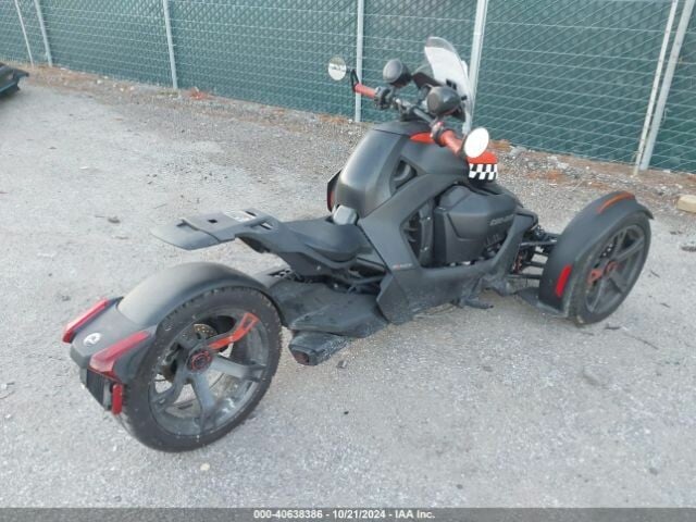 Photo 4 - Can-Am 2021 y Three-wheel motorcycle