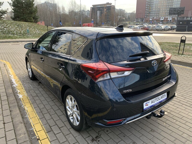 Фотография 7 - Toyota Auris Hybrid Comfort 2015 г