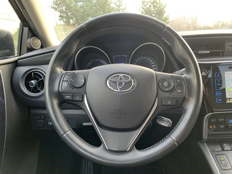 Фотография 15 - Toyota Auris Hybrid Comfort 2015 г