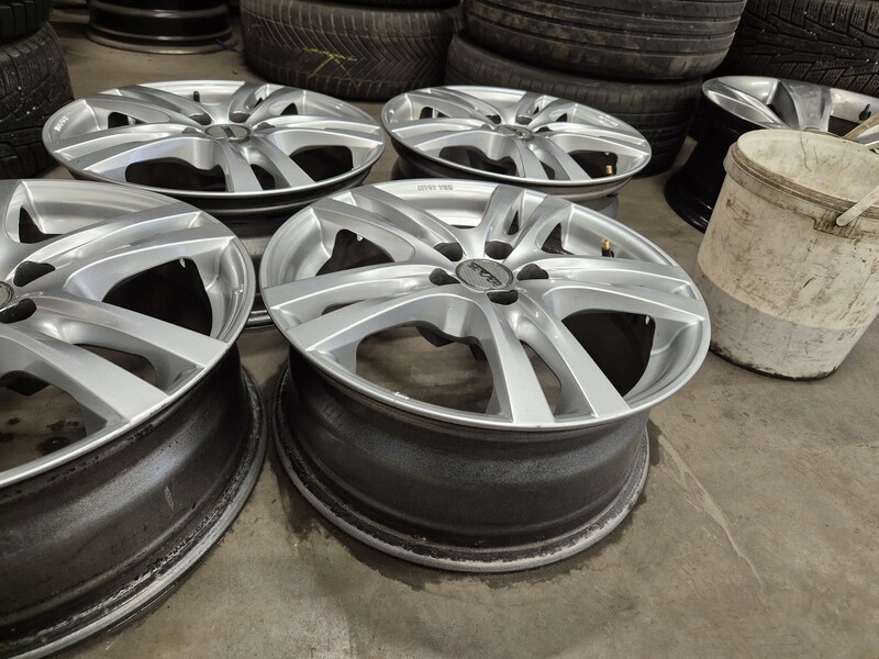 Photo 2 - Light alloy R16 rims