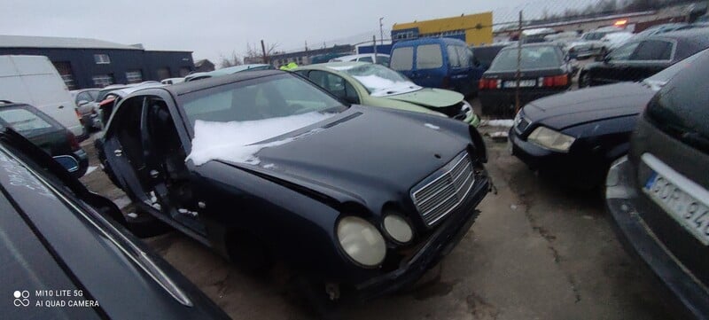 Photo 1 - Mercedes-Benz E 220 2000 y parts