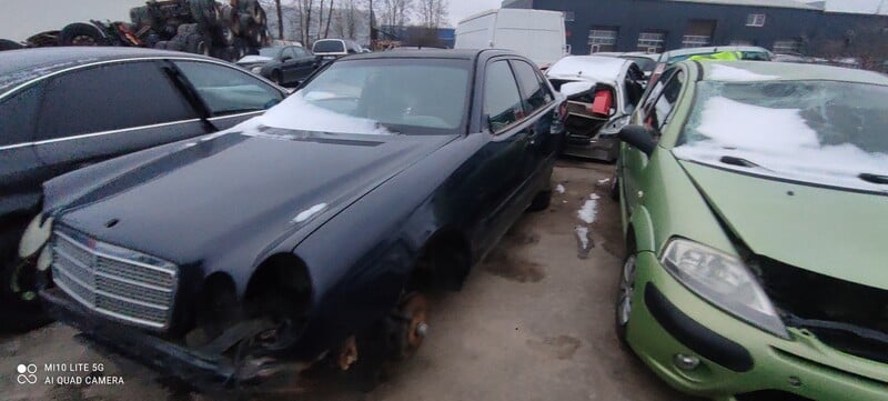 Photo 2 - Mercedes-Benz E 220 2000 y parts