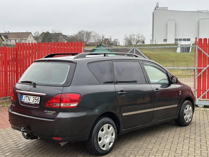 Фотография 6 - Toyota Avensis Verso 2001 г Универсал