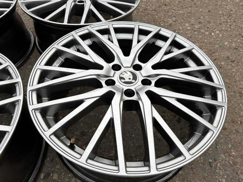 Photo 2 - Skoda Siunciam, 7.5J ET32 light alloy R19 rims