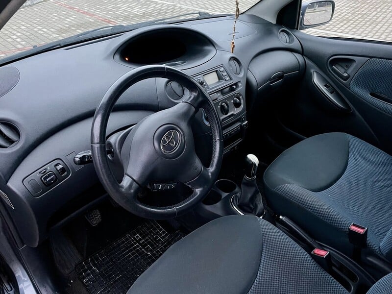 Photo 12 - Toyota Yaris 2005 y Hatchback