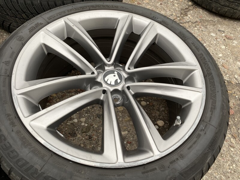 Photo 3 - Skoda Siunciam, 8.5J ET27 light alloy R19 rims