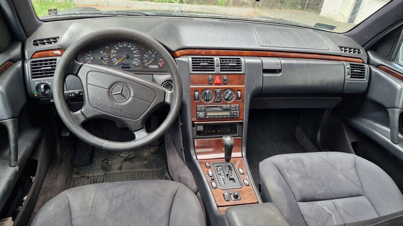 Photo 13 - Mercedes-Benz E 200 1997 y Sedan