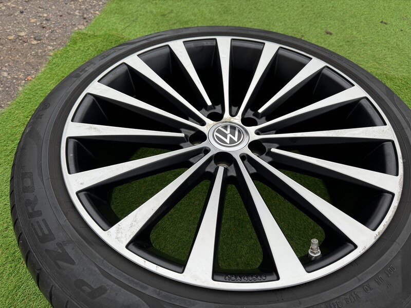 Photo 5 - Volkswagen Siunciam, 8.5J ET30 light alloy R20 rims