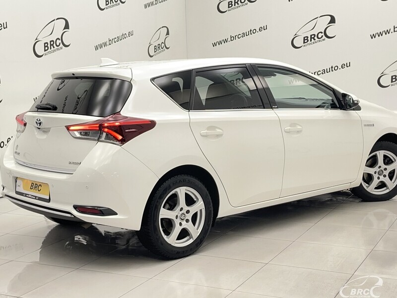 Фотография 2 - Toyota Auris 1.8 Hybrid Automatas 2017 г