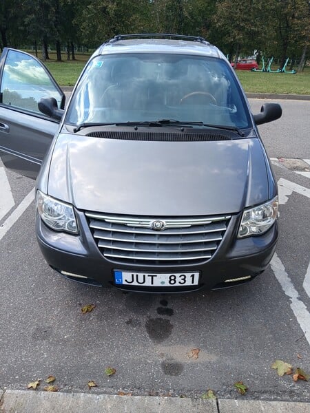 Photo 1 - Chrysler Voyager 2006 y Van