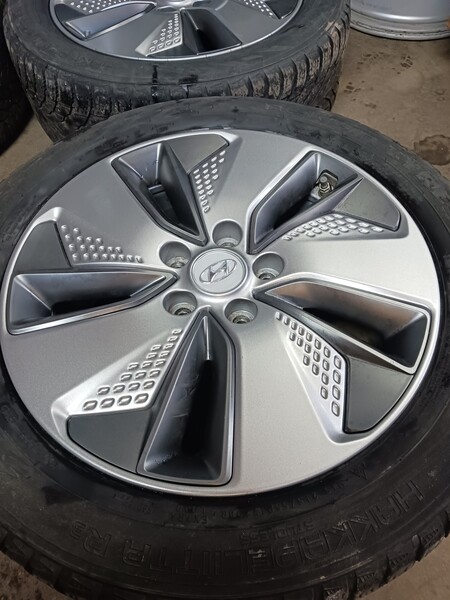 Photo 1 - Hyundai light alloy R17 rims