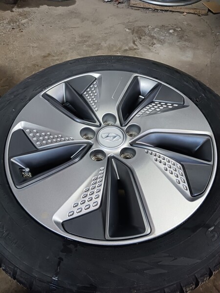 Photo 2 - Hyundai light alloy R17 rims