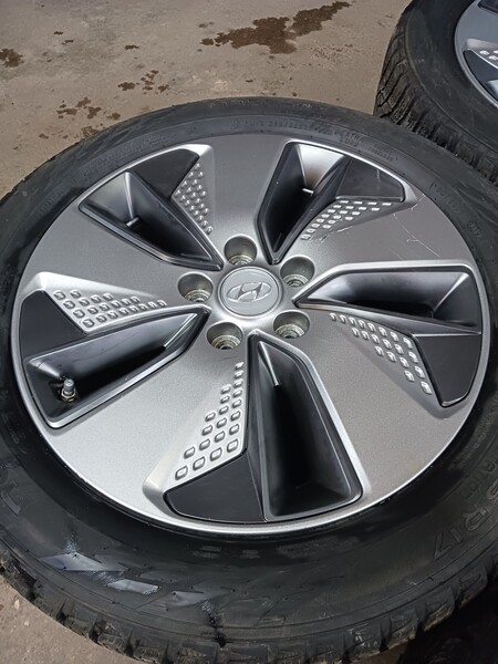 Photo 4 - Hyundai light alloy R17 rims