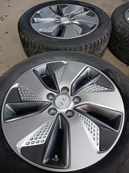 Photo 6 - Hyundai light alloy R17 rims