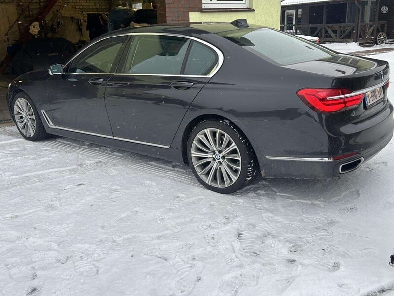 Photo 3 - Bmw 750 2016 y Sedan