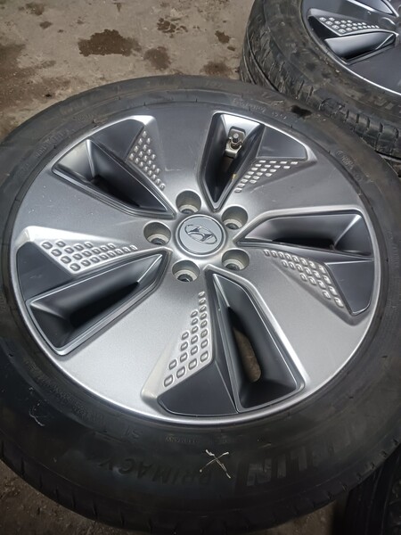 Photo 13 - Hyundai light alloy R17 rims