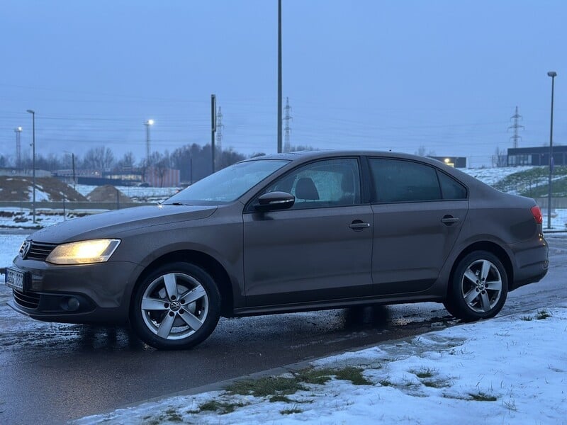 Photo 6 - Volkswagen Jetta 2012 y Sedan