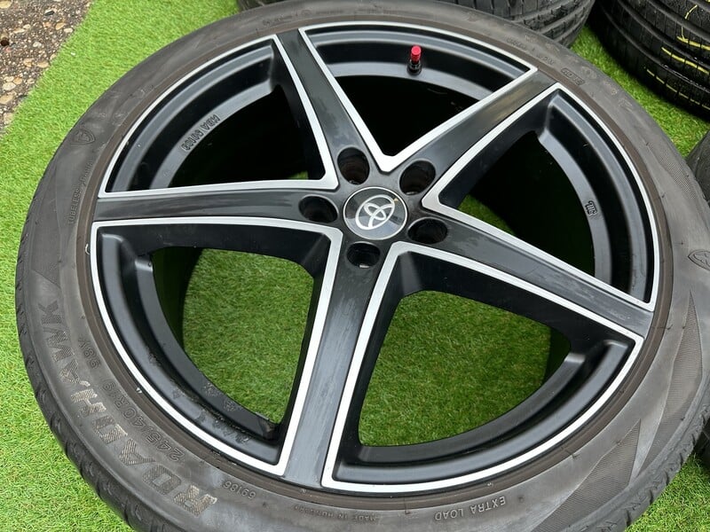 Photo 3 - Toyota Siunciam, 8J ET35 light alloy R19 rims