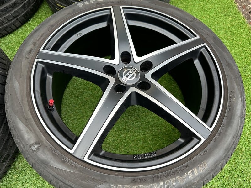 Photo 2 - Nissan Siunciam, 8J ET35 light alloy R19 rims