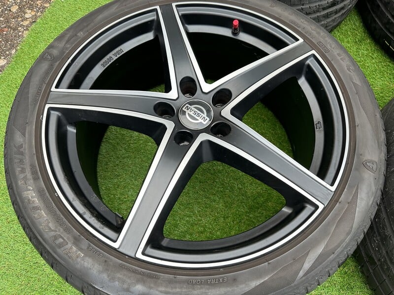 Photo 3 - Nissan Siunciam, 8J ET35 light alloy R19 rims