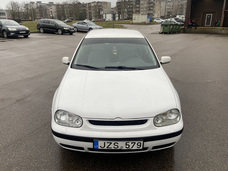 Photo 2 - Volkswagen Golf 2001 y Hatchback