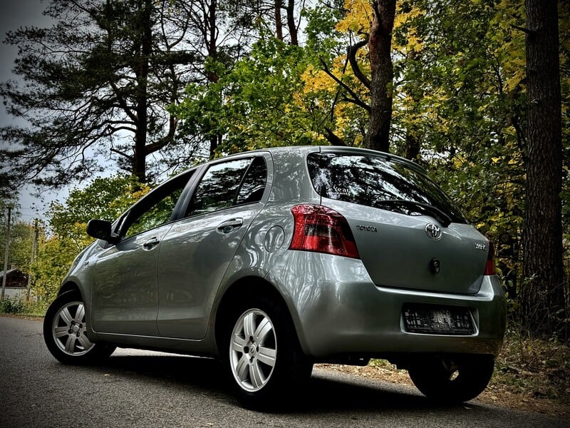 Фотография 5 - Toyota Yaris 2008 г Хэтчбек