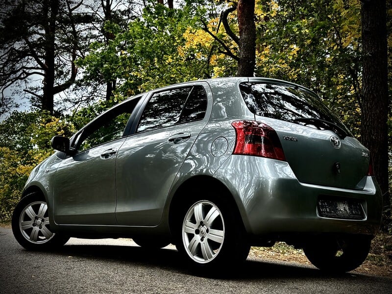 Фотография 1 - Toyota Yaris 2008 г Хэтчбек