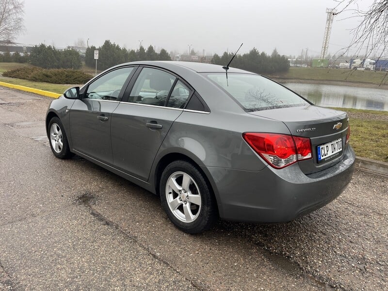 Photo 2 - Chevrolet Cruze 2010 y Sedan