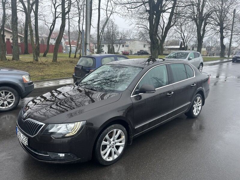 Photo 2 - Skoda Superb 2015 y Sedan