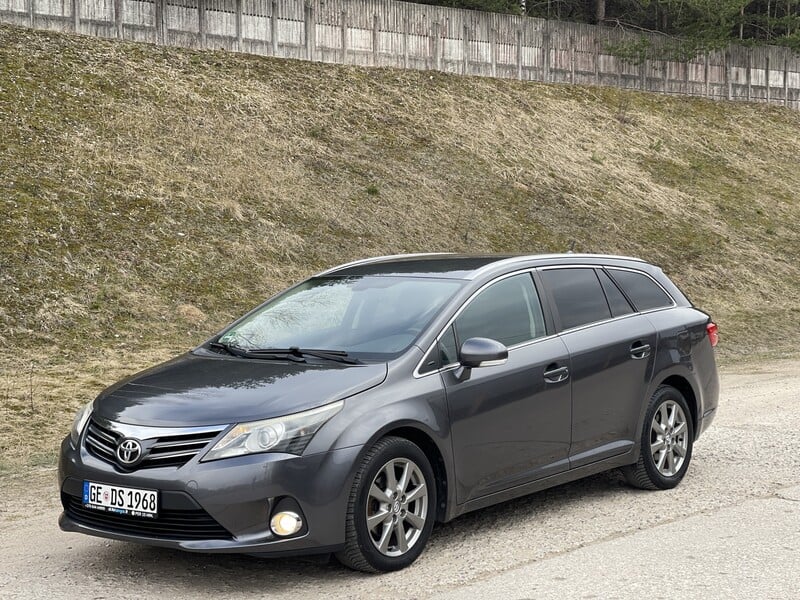 Фотография 1 - Toyota Avensis 2013 г Универсал