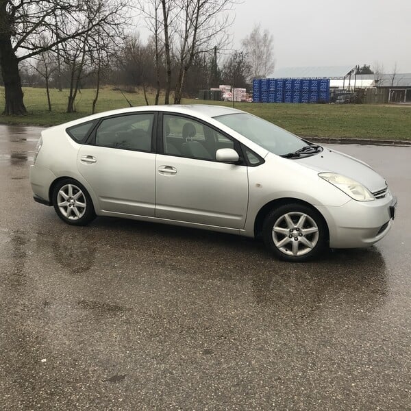 Photo 2 - Toyota Prius 2004 y Hatchback