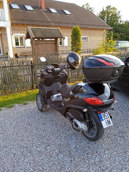 Photo 2 - Piaggio MP-3 2011 y Three-wheel motorcycle