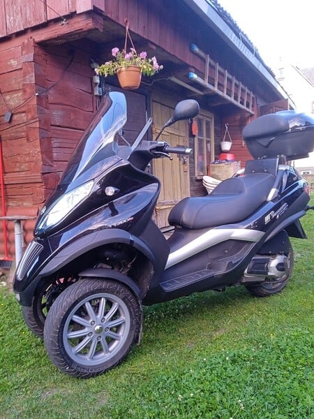 Photo 4 - Piaggio MP-3 2011 y Three-wheel motorcycle