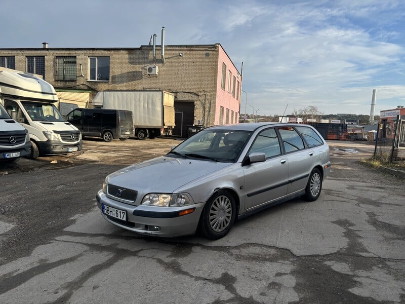 Photo 2 - Volvo V40 2002 y Wagon