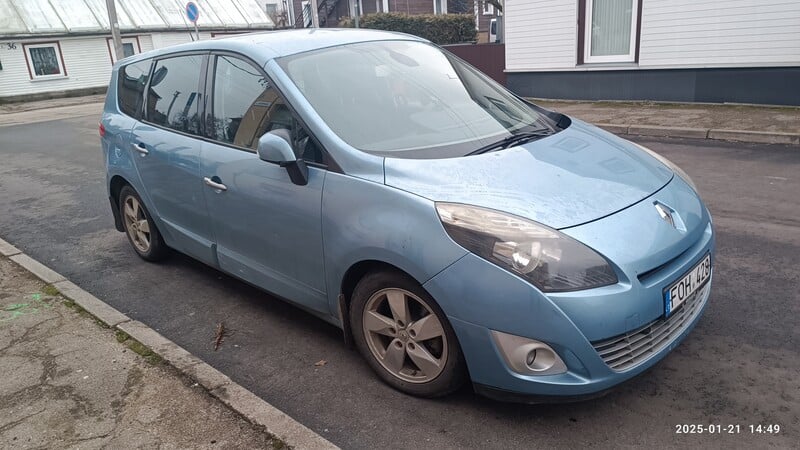 Photo 2 - Renault Grand Scenic 2010 y Hatchback