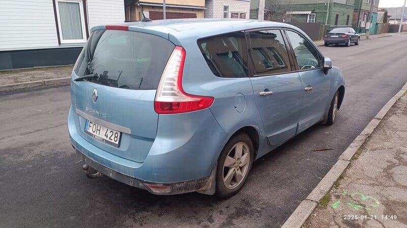 Photo 5 - Renault Grand Scenic 2010 y Hatchback