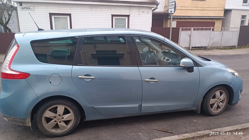 Photo 6 - Renault Grand Scenic 2010 y Hatchback