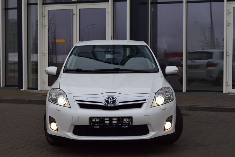 Фотография 2 - Toyota Auris 2011 г Хэтчбек