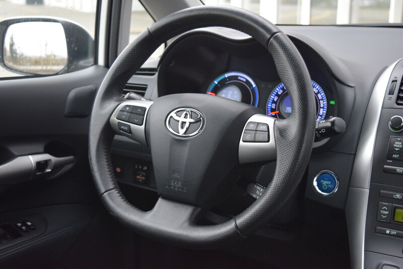 Фотография 12 - Toyota Auris 2011 г Хэтчбек