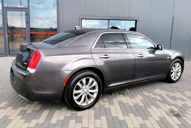 Фотография 7 - Chrysler 300C 2019 г Седан