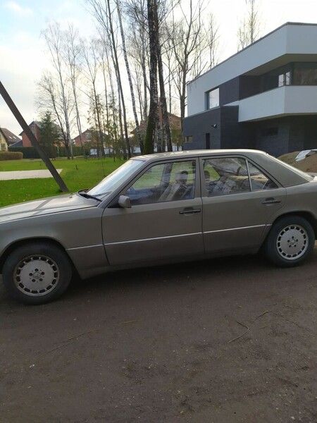 Фотография 3 - Mercedes-Benz E 200 1991 г Седан